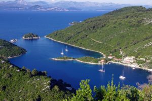 Blick vom Hügel über die Bucht der Insel Mljet in Kroatien