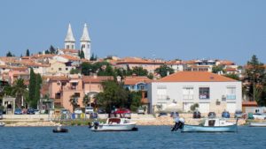 Dorf Medulin vom Meer aus mit Gebäuden und Kirche, Istrien Kroatien